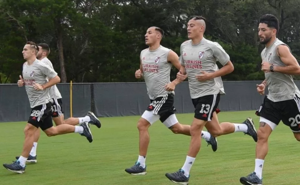 TIJERAS. En cada pretemporada, los juveniles promovidos se pueden identificar por cortes de pelo irregulares o por estar totalmente rapados. Negarse no es una opción. prensa river