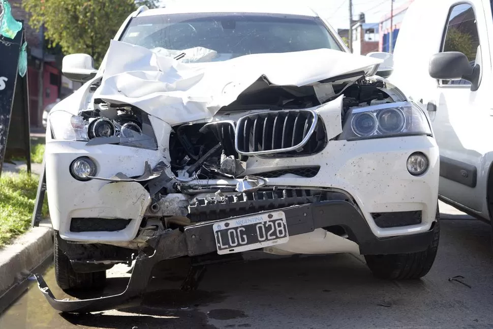 EVIDENCIA. La camioneta que conducía Zarlenga después del impacto. 