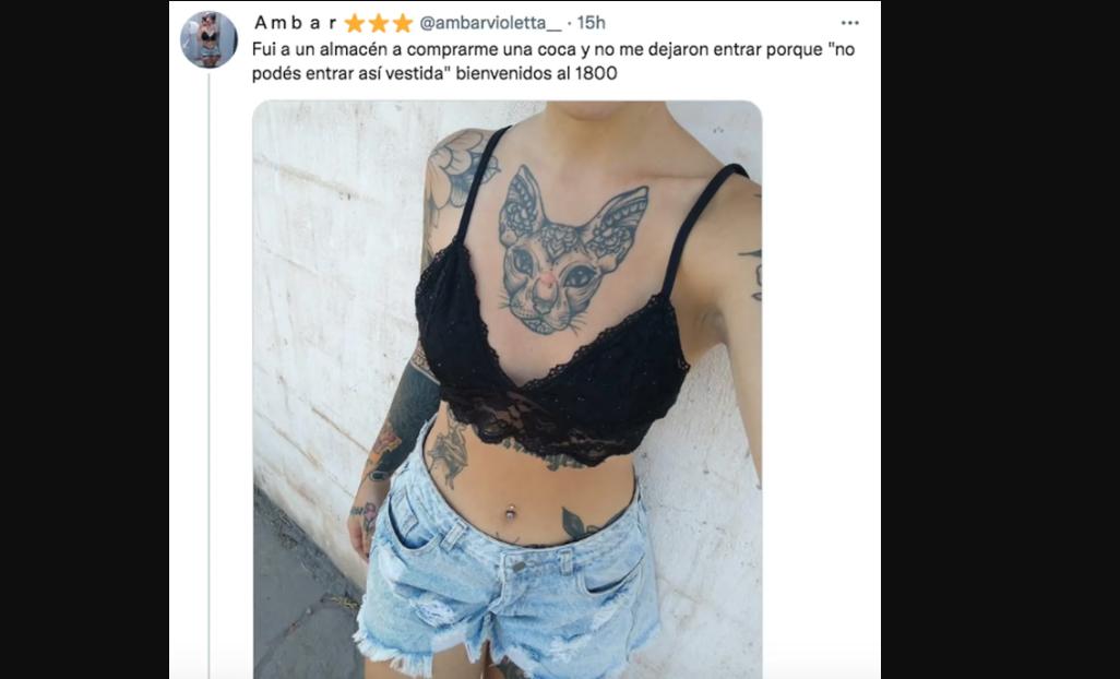 ASÍ FUE VESTIDA LA JOVEN. Y no la dejaron pasar. 