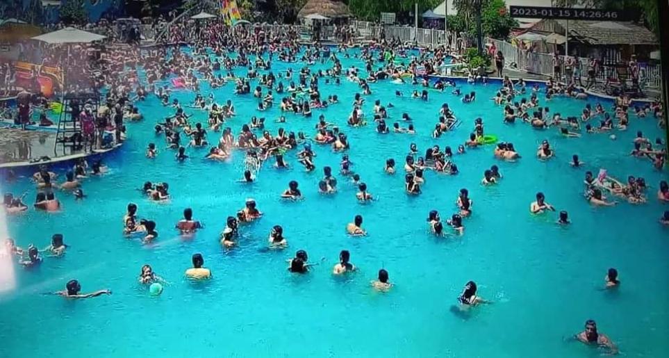 El balneario, colmado de gente.