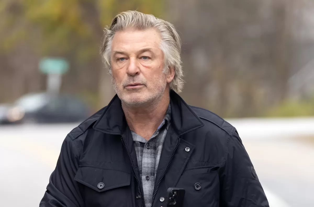 Acusan a Alec Baldwin de homicidio involuntario por el tiroteo de “Rust”