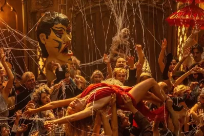 “Babylon” es un tributo al tiempo del cine mudo, atravesado por deseos y desbordes