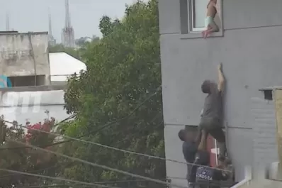 Video: increíble rescate de un bebé que caminaba por el borde de una ventana de planta alta