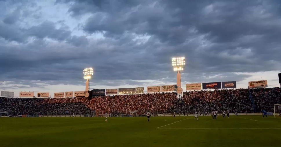 LLENA. Así lució la tribuna de Laprida, que en principio iba a estar inhabilitada. 
