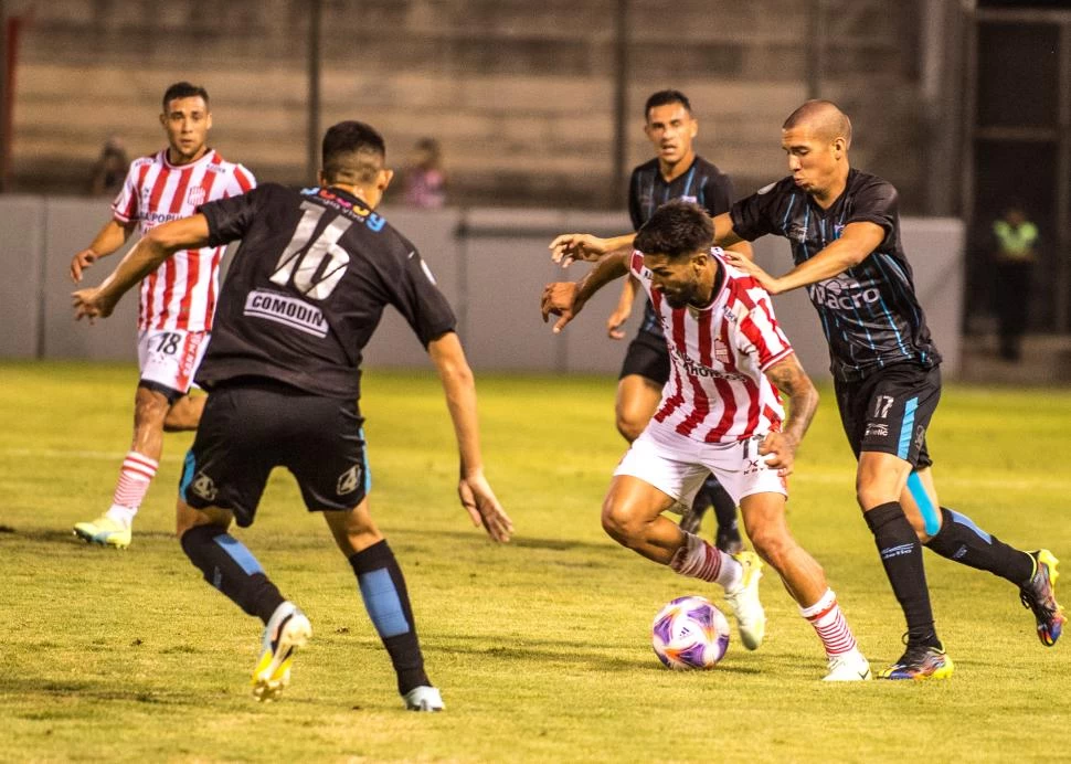 DE MENOR A MAYOR. El delantero Emanuel Dening explotó su juego en el segundo tiempo, al igual que el resto del equipo. Fue un duelo trabado, pero con muchas situaciones. gentileza fotos pablo oriz