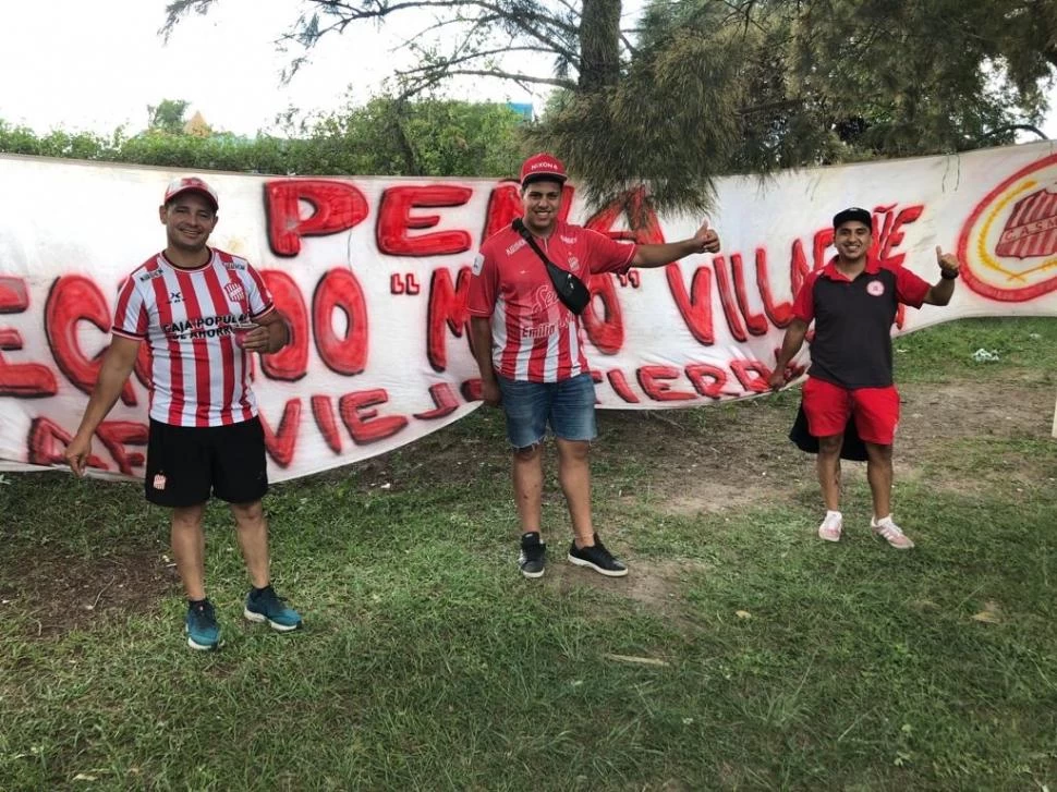 FELICES. A pesar del empate, nadie les quita la alegría a estos hinchas “cirujas”. la gaceta / foto de gonzalo cabrera