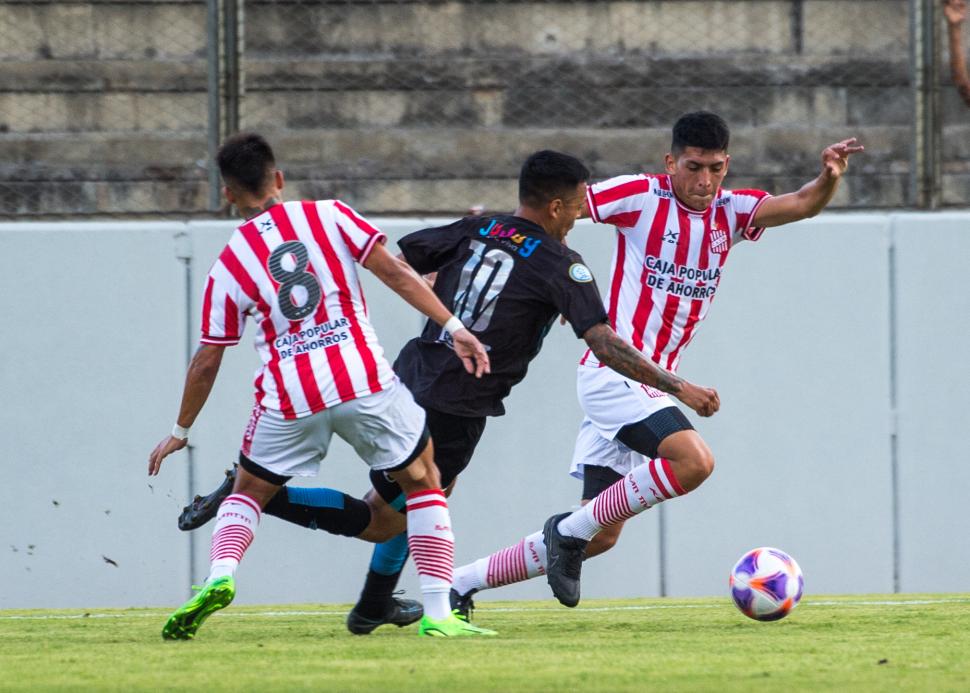CONTROLADO. El lateral Rodríguez no tuvo la posibilidad de pasar al ataque.  