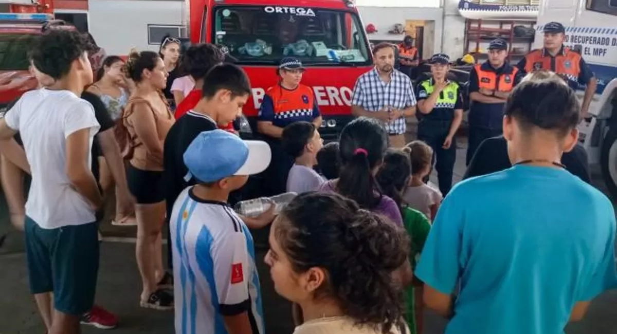 Niños tucumanos visitaron a los Bomberos de la Policía