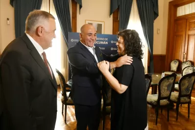 Carla Vizzotti, en Tucumán: llegó junto a Manzur y fue recibida por Jaldo