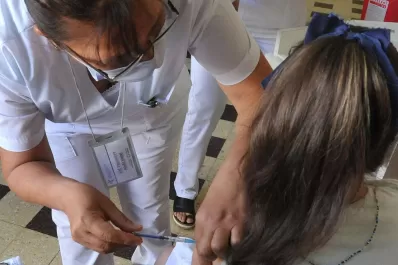 Vacunas bivalentes contra covid-19: cómo funcionan y quiénes deben aplicárselas