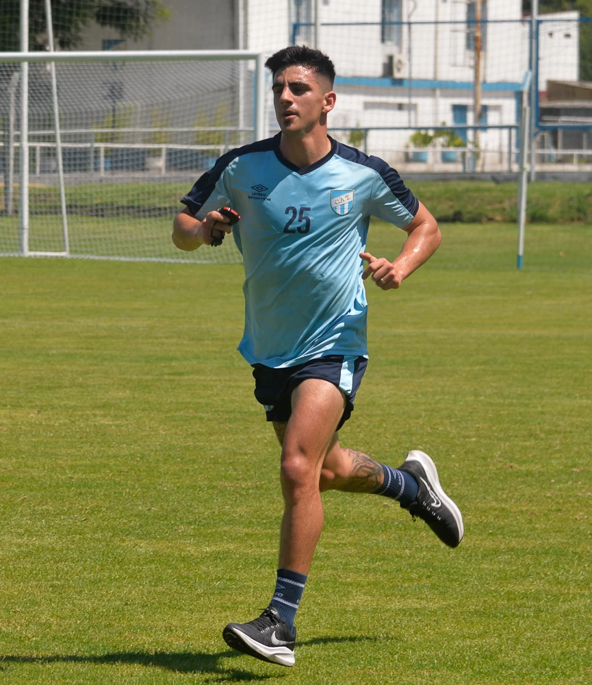 COMPLEJO. De La Fuente entrenó ayer por primera vez como jugador “decano”. foto de Nicolás Reynaga / Prensa CAT 