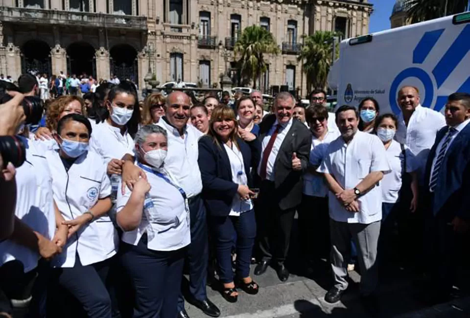 Jaldo y Manzur junto al personal de la salud pública. Foto Prensa Gobierno