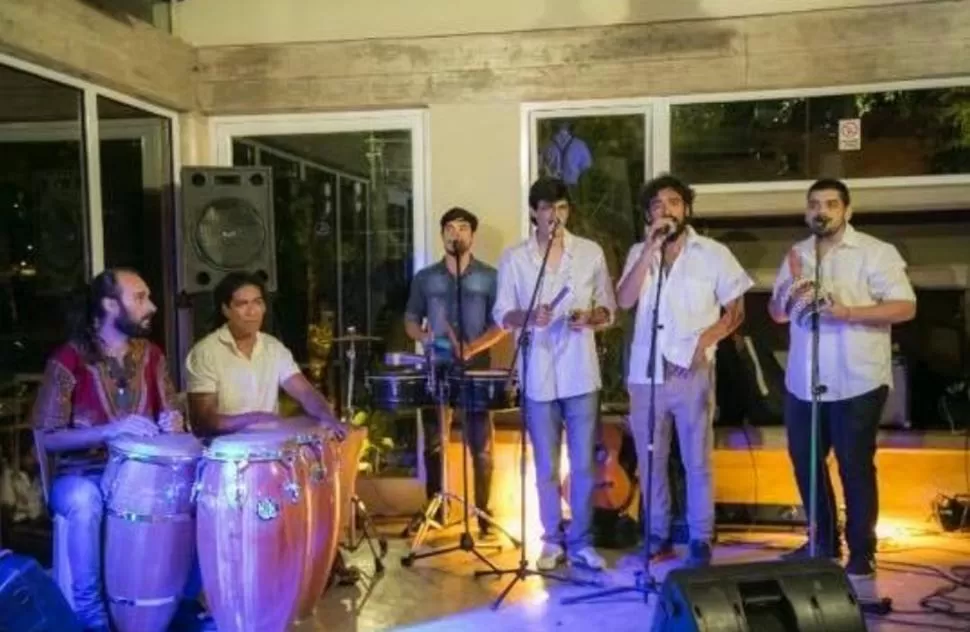 MACHETE RUMBA. Ritmos latinoamericanos basados en percusión de origen africano sonarán hoy en la plaza Eva Perón del barrio Próspero Mena. facebook machete rumba