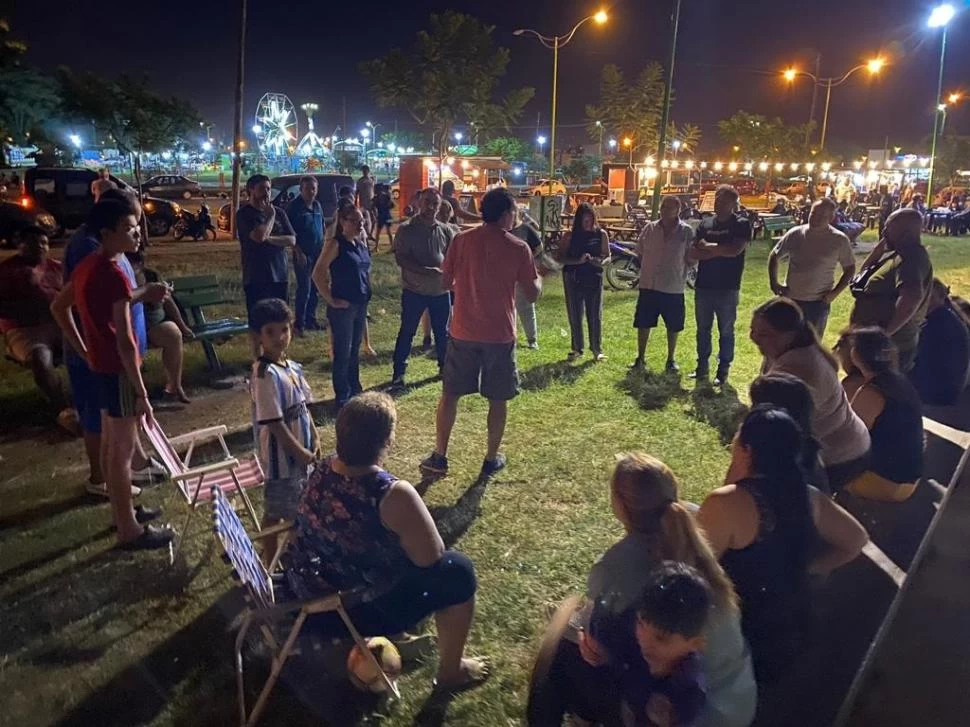 EN ASAMBLEA. Vecinos de Lomas de Tafí se reunieron para encontrar una solución a las picadas, un problema que los preocupa sobremanera. 