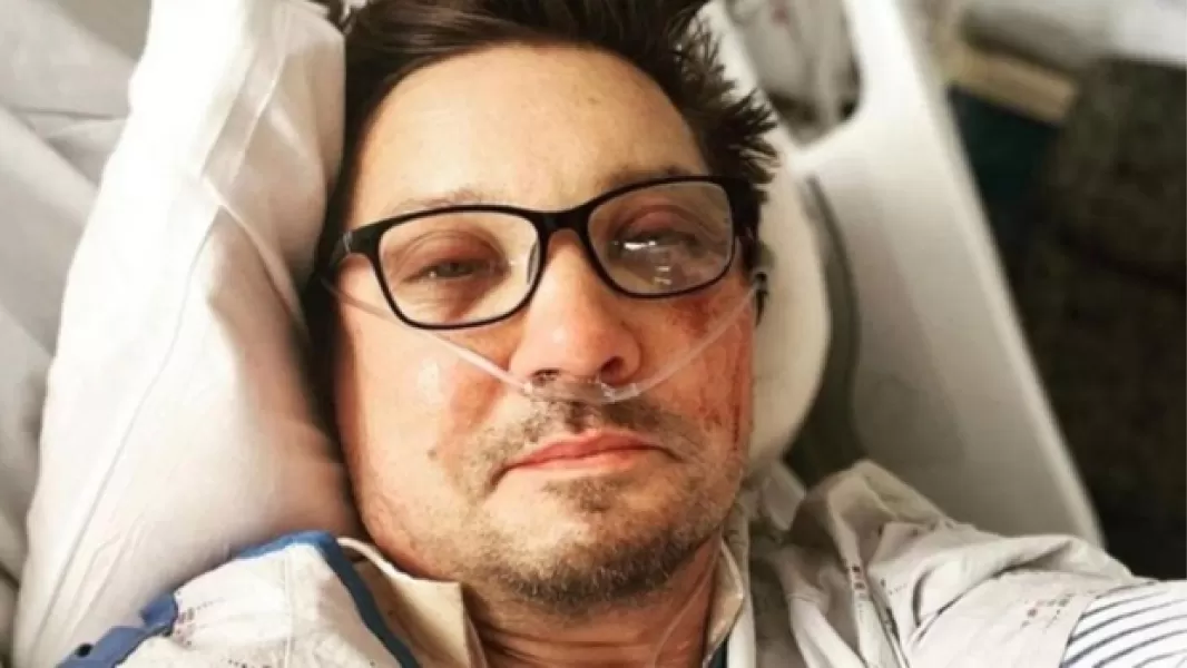 El actor Jeremy Renner compartió una nueva foto de su estado actual y reveló que se fracturó más de 30 huesos