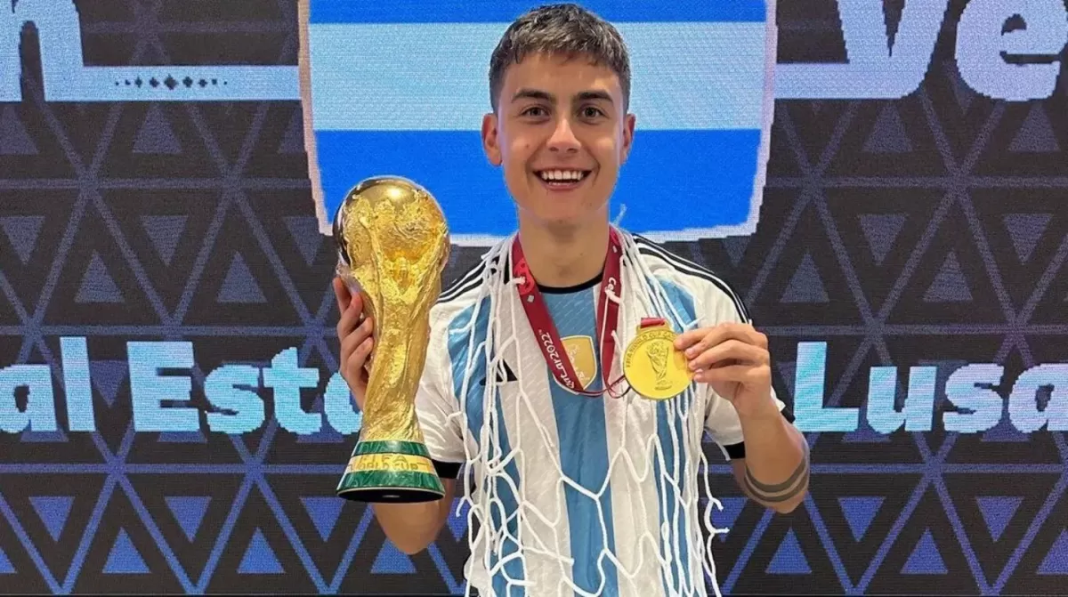 Paulo Dybala junto a la Copa del Mundo.