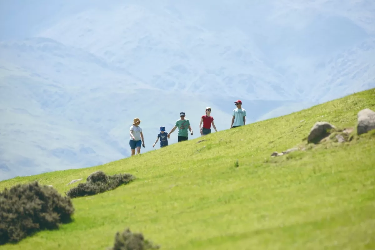 EN FAMILIA. Las caminatas fuera de la villa seducen a los turistas, que desean conectarse con la naturaleza.