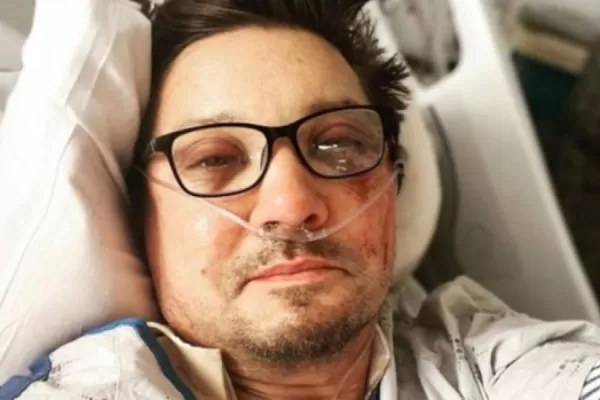 El actor Jeremy Renner compartió una nueva foto de su estado actual y reveló que se fracturó más de 30 huesos