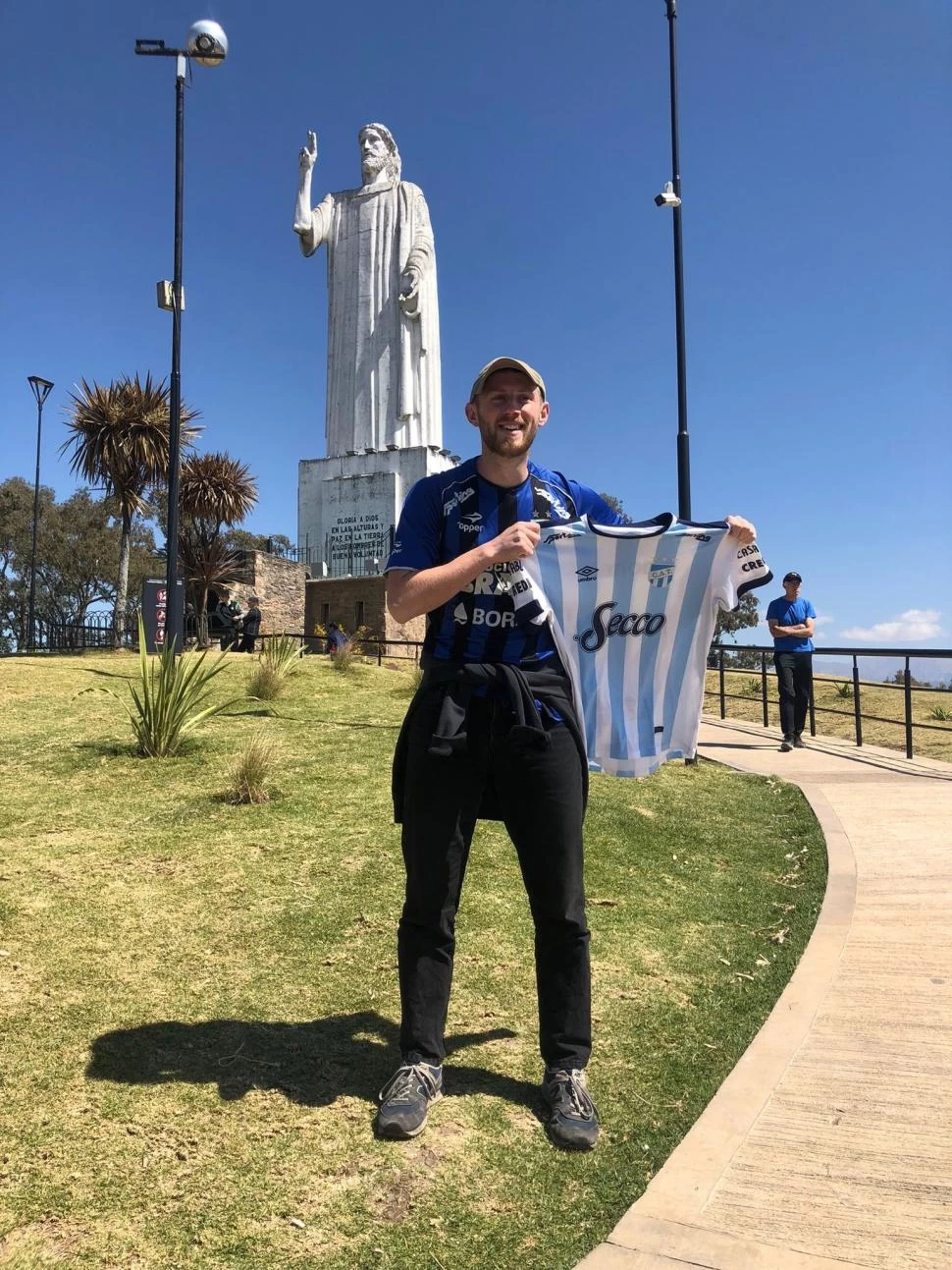 VIAJE EXPRESS. En el 2022 Kieran, oriundo de York (Inglaterra), aprovechó sus 48 horas en Tucumán para conocer el Cristo Bendicente de San Javier y probar humita en Tafi del Valle. 