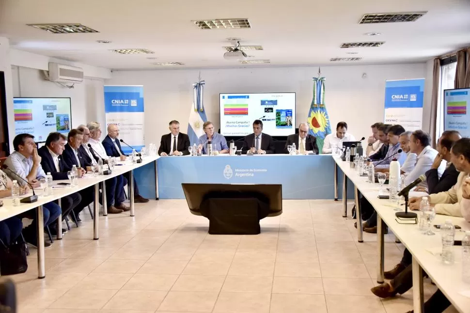DIFÍCIL REUNIÓN. Massa y una concurrida reunión con los empresarios. twitter @SergioMassa