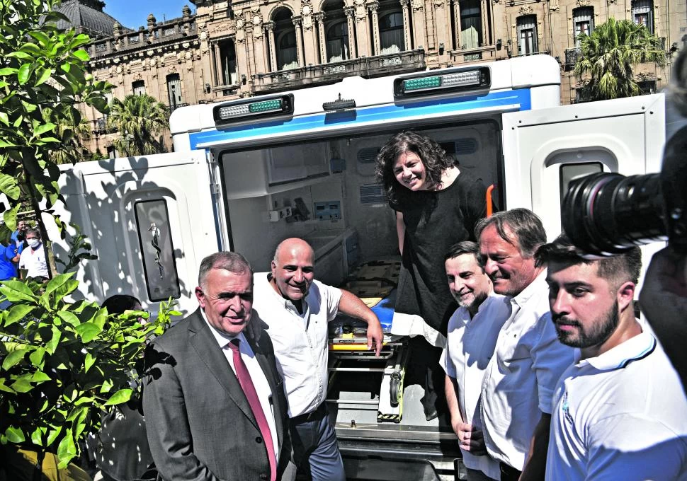 SONRISAS ACALORDAS. Vizzotti, Manzur, Jaldo, Medina Ruiz y otros funcionarios posan luego de conocer por dentro a las nuevas ambulancias.  la gaceta / fotos de Osvaldo Ripoll