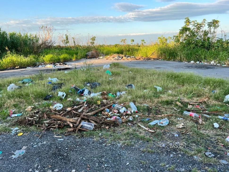  La salida desde la ciudad de Lules para ingresar a la autopista con dirección al sur de la provincia suele estar cubierta de basura. Es el lugar preferido por los vecinos para arrojar sus desperdicios. La mala costumbre ciudadana se suma a la burocracia estatal. 