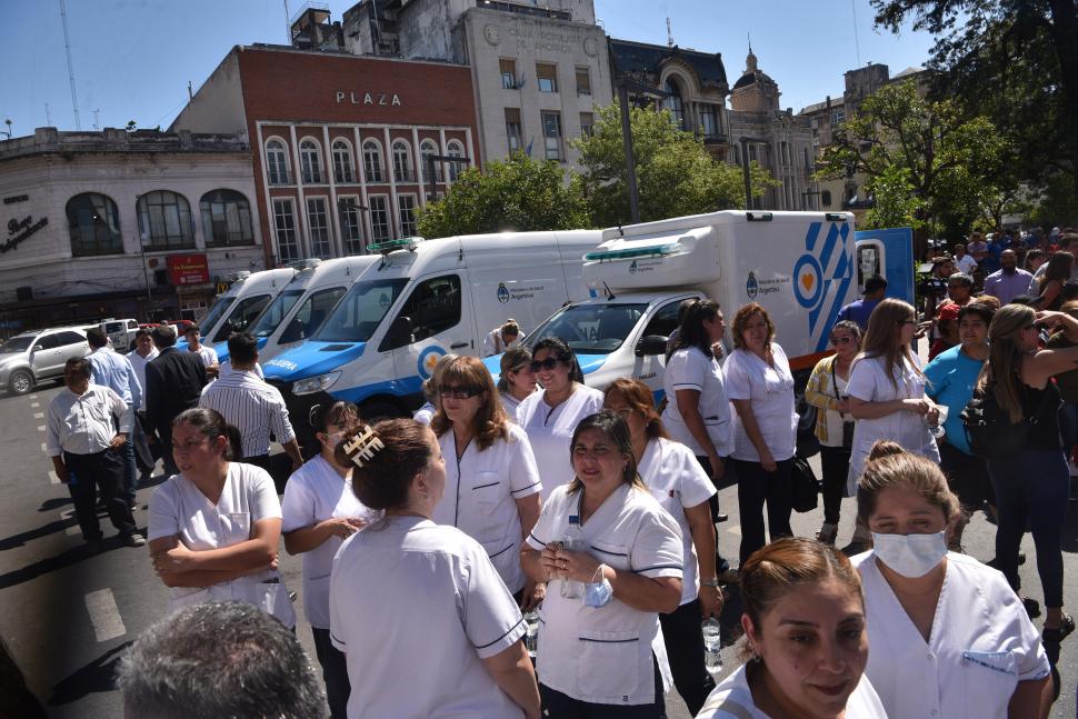 EN LA PLAZA. Los agentes de la salud antes de la entrega de vehículos. 