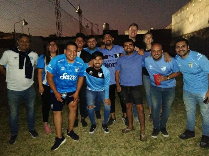 JUNTOS. Antes de ir al José Fierro, los neerlandeses posaron junto a los integrantes de “La Banda del Potrero”.