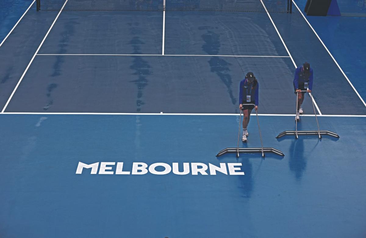 MANTENIMIENTO. Las pistas del Melbourne Park se limpian diariamente.