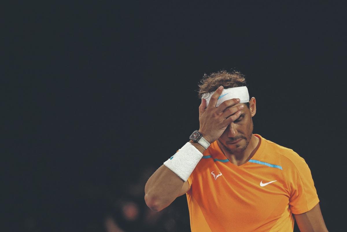 MIRADA AL PISO. Rafael Nadal cayó en segunda ronda ante Mackenzie McDonald, en sets corridos. El último campeón en Australia será baja por lesión por varias semanas. 