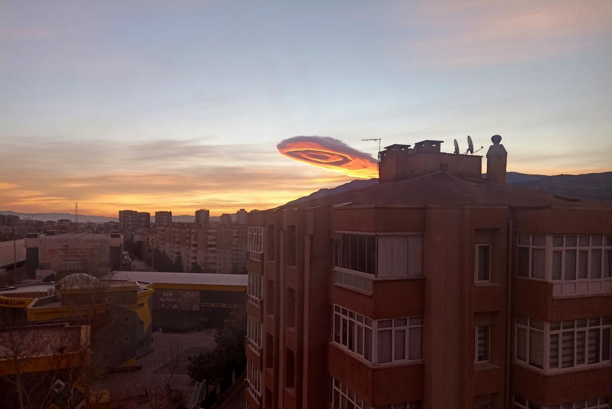 Nubes formaron una inusual figura en el cielo de Turquía