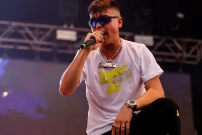 El cantante YSY A volvió a retar a su público en un recital y sus propios colaboradores lo trataron de fantasma: El escenario es solo para el artista