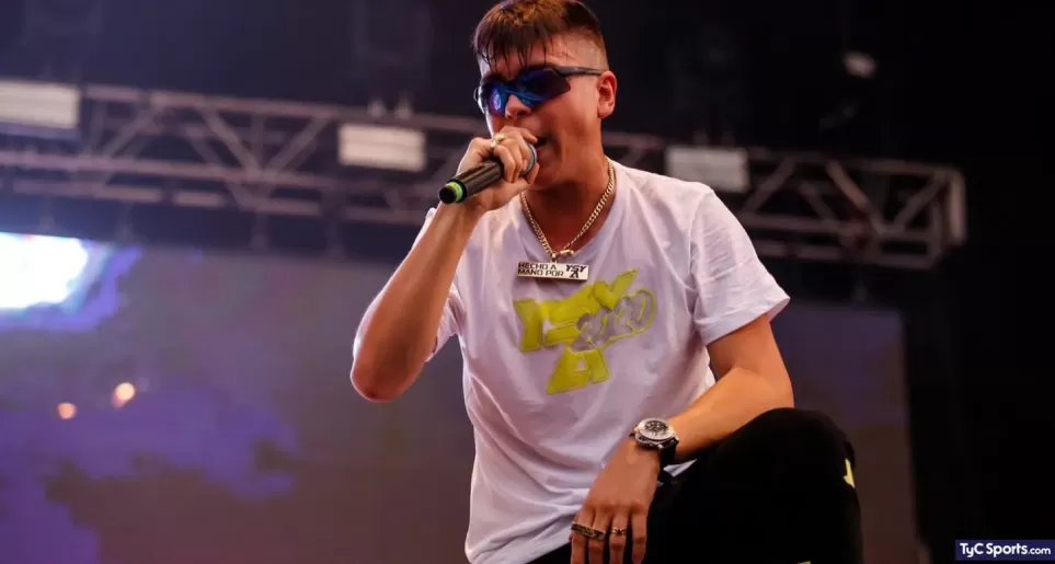 El cantante YSY A volvió a retar a su público en un recital y sus propios colaboradores lo trataron de fantasma: El escenario es solo para el artista