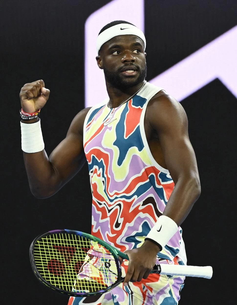 TRANSGRESOR. El estadounidense Frances Tiafoe llamó la atención por su colorido atuendo diseñado por Nike. Victoria Azarenka lució uno similar. 