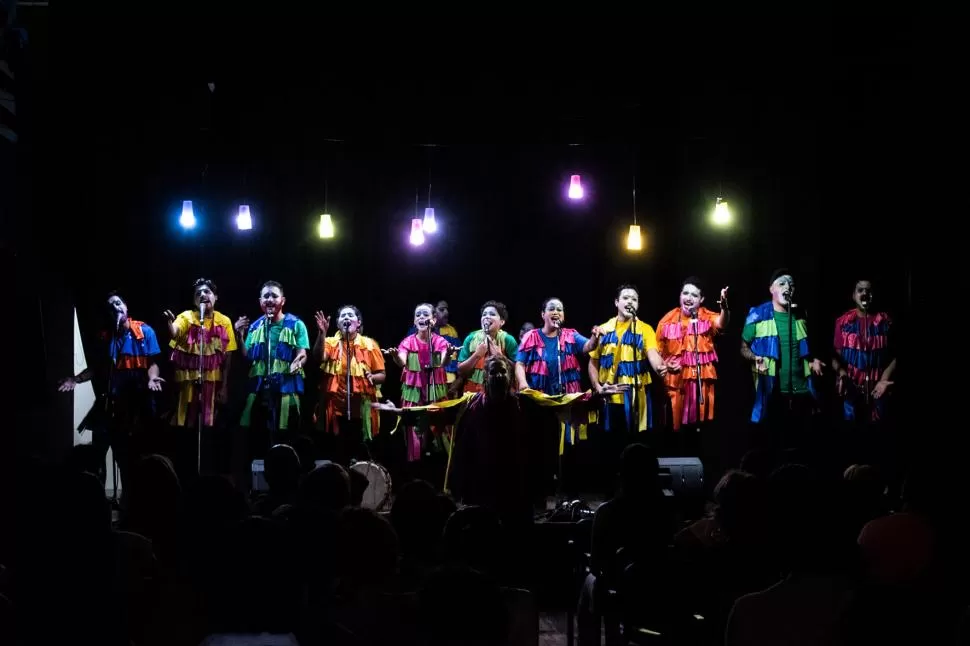 HUMOR CON CONTENIDO. La murga Pa’Ladrar Fino recrea el estilo uruguayo de imprimir una mirada social crítica a las cosas que viven los tucumanos. 