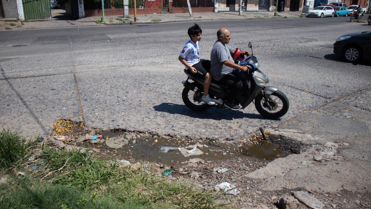 Los agujeros y los charcos que todos conocen y que hace años aprendieron a esquivar