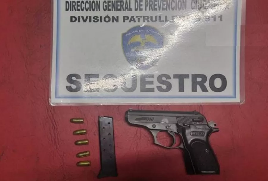 EL ARMA secuestrada en el lugar. 