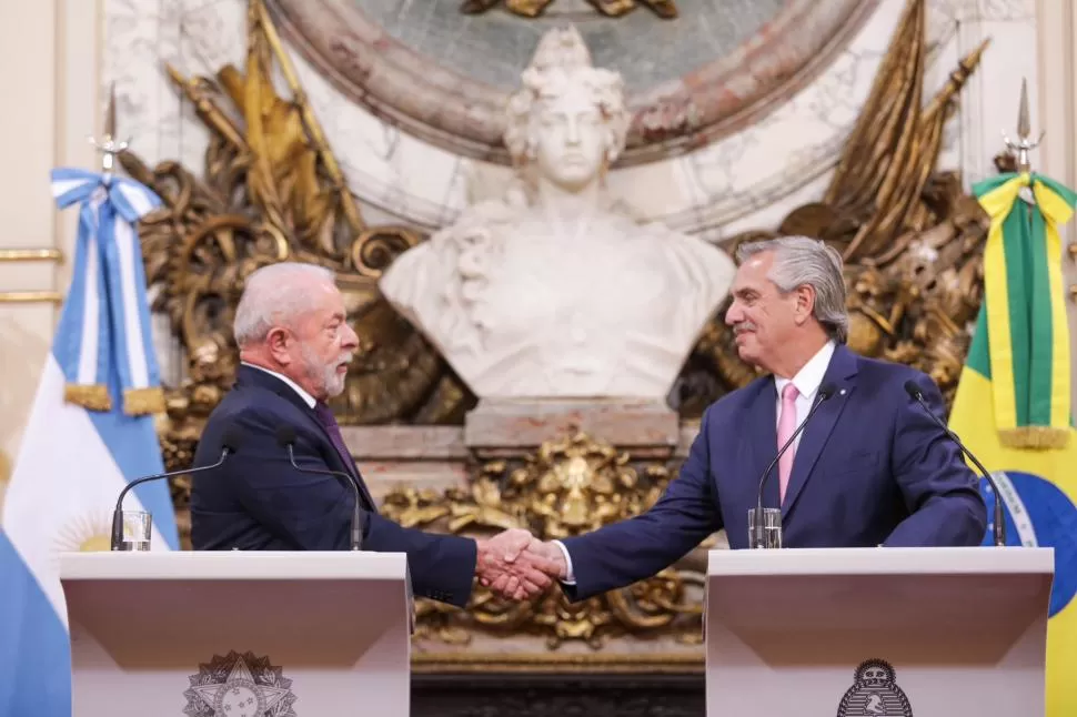 INICIATIVA CONJUNTA. Lula y Fernández se estrechan la mano. Coinciden en la idea de la moneda común. casa rosada