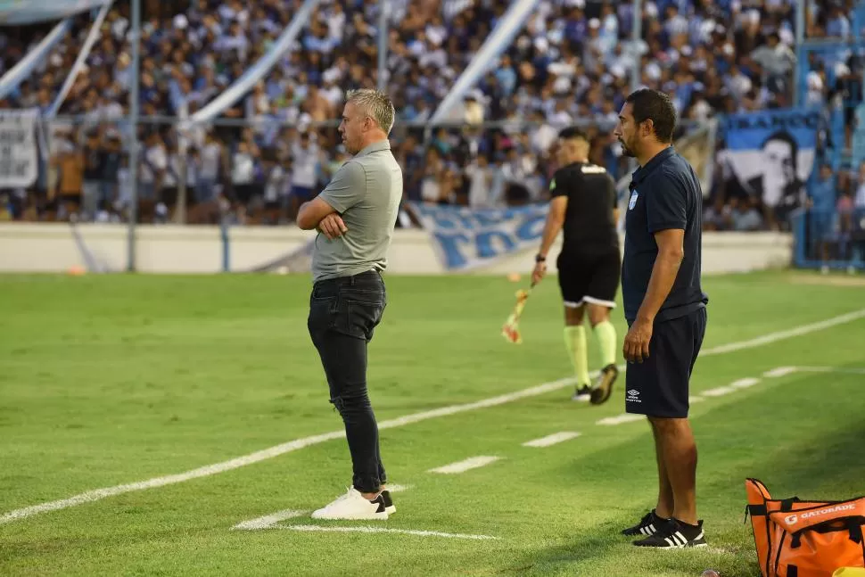 PENSATIVOS. Lucas Pusineri observa el partido ante The Strongest; detrás asoma su ayudante de campo, Matías Villavicencio. El domingo será el debut. LA GACETA / FOTO DE JOSé NUNO