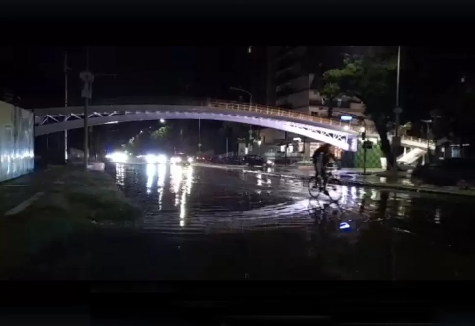 UN RÍO. La Av. Mate de Luna, inundada a la altura de Amador Lucero la gaceta  / fotos de franco vera y diego araoz