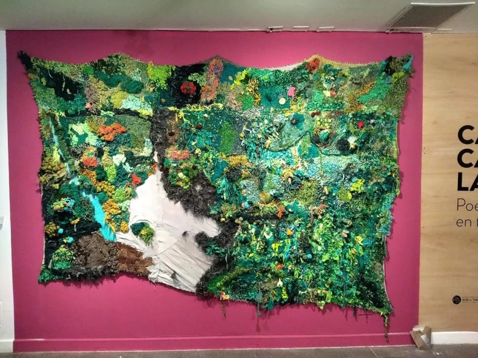 LA OBRA PREMIADA. Con diferentes tejidos y en los más variados tonos de verde, el trabajo representa la diversidad de la selva de yungas. 