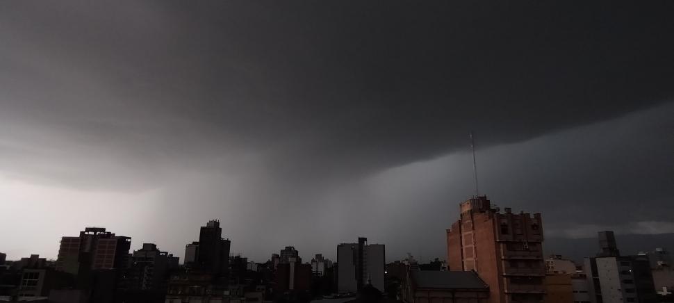 GRIS. El color del cielo durante la tarde del domingo anticipaba la lluvia