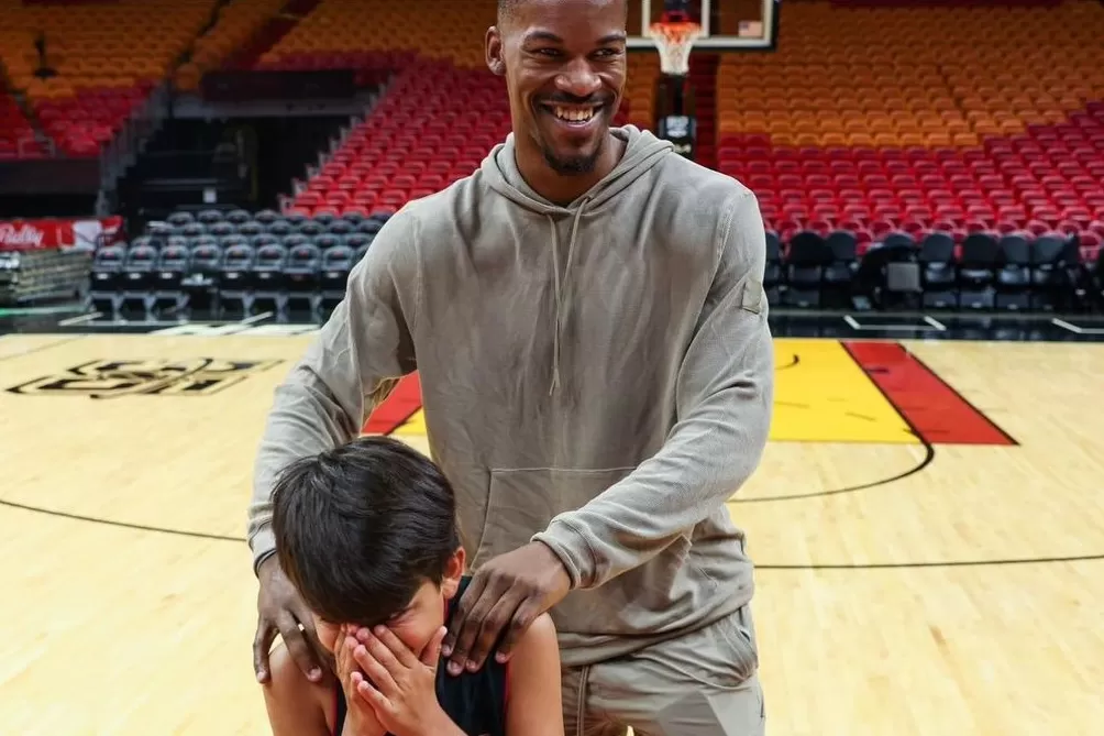 Niño argentino cumple el sueño de conocer a Jimmy Butler