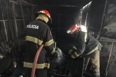 Video: Así fue el feroz incendio que se desató en los puestos de El Bajo