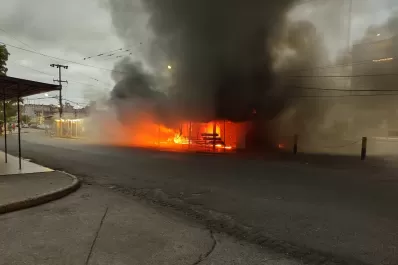 Un feroz incendio se desató en la zona de la ex Terminal de Ómnibus