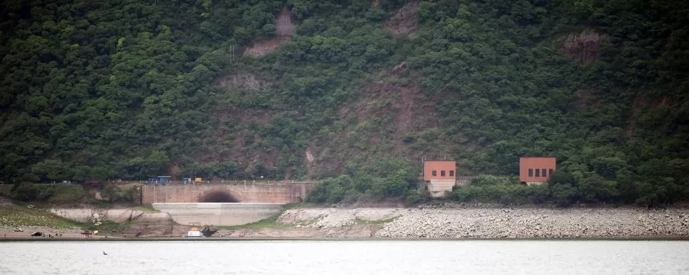 PREOCUPACIÓN. Un informe alertó sobre las filtraciones en el dique. Las obras comenzarían a mediados de febrero y se extenderían por cinco meses. la gaceta / foto de diego araoz 