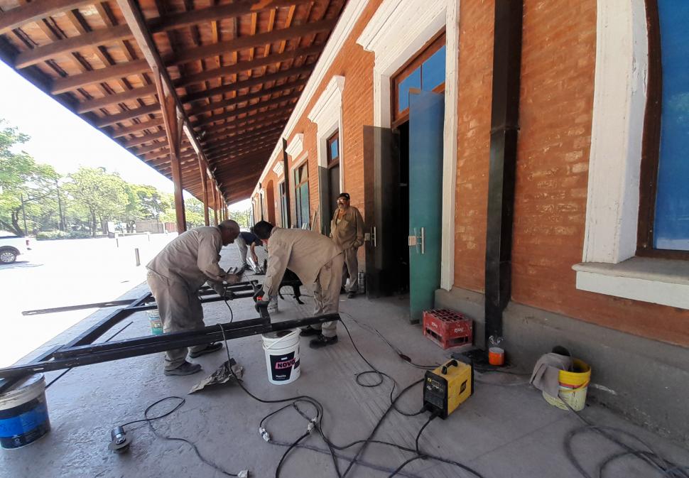 EN ROCA AL 600. Operarios trabajan para que pronto la ex estación se convierta en un polo gastronómico. 