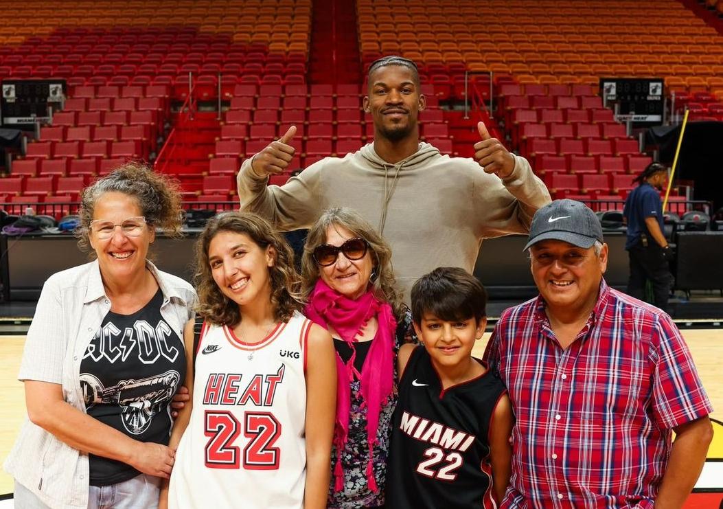 La familia de Felipe junto a Jimmy Butler 