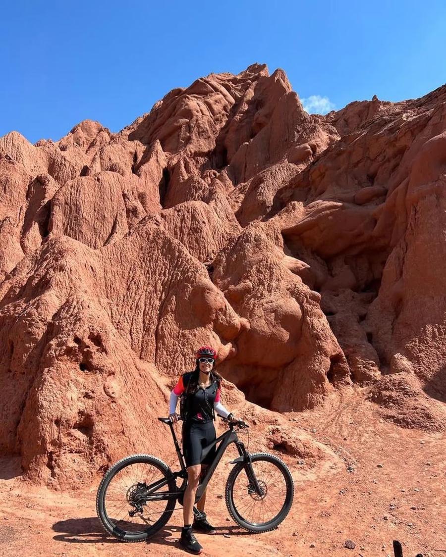 Las sorpresivas vacaciones de Gabriela Sabatini en bicicleta por el Norte argentino