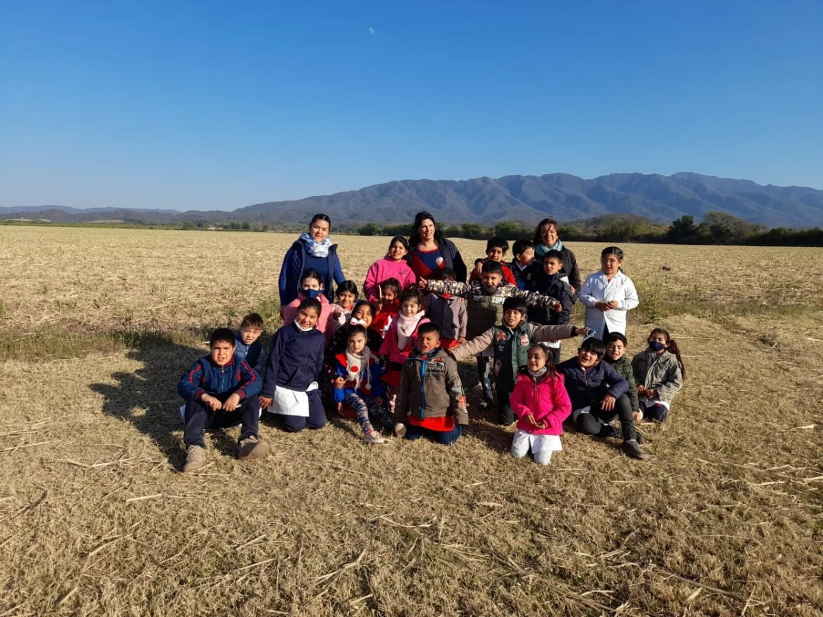 PEQUEÑOS AUTORES. Un grupo de alumnos de la escuela Benjamín Paz. 